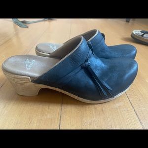 Dansko RARE black clogs tan base 38 / 8 worn twice